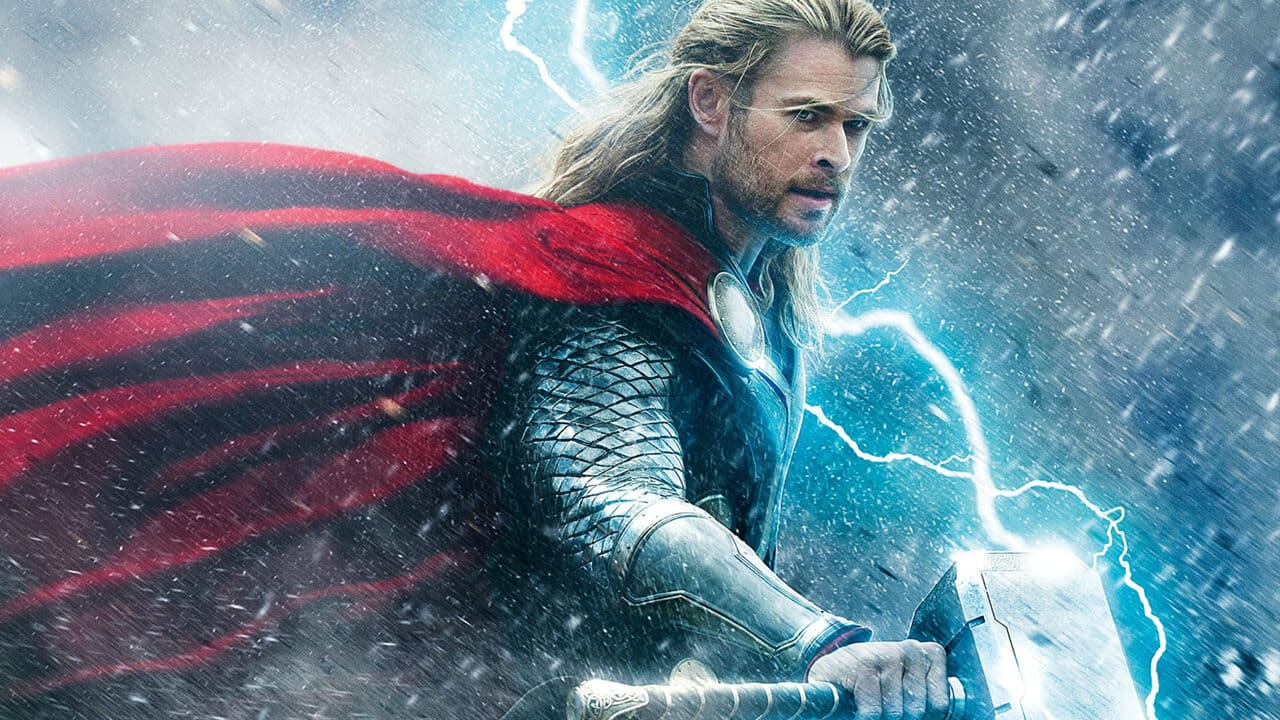 Chris Hemsworth e il Mjolnir in pezzi nel poster di Thor: Ragnarok