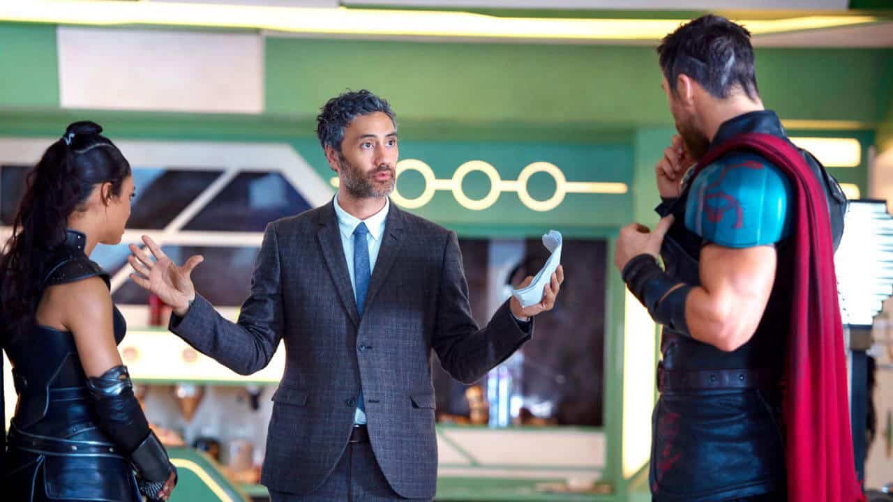 Taika Waititi indossa l’elmo di Loki dietro le quinte di Thor: Ragnarok