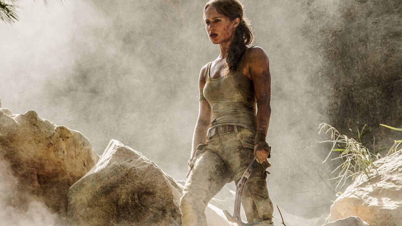 Tomb Raider: Alicia Vikander in fuga nella nuova clip del film