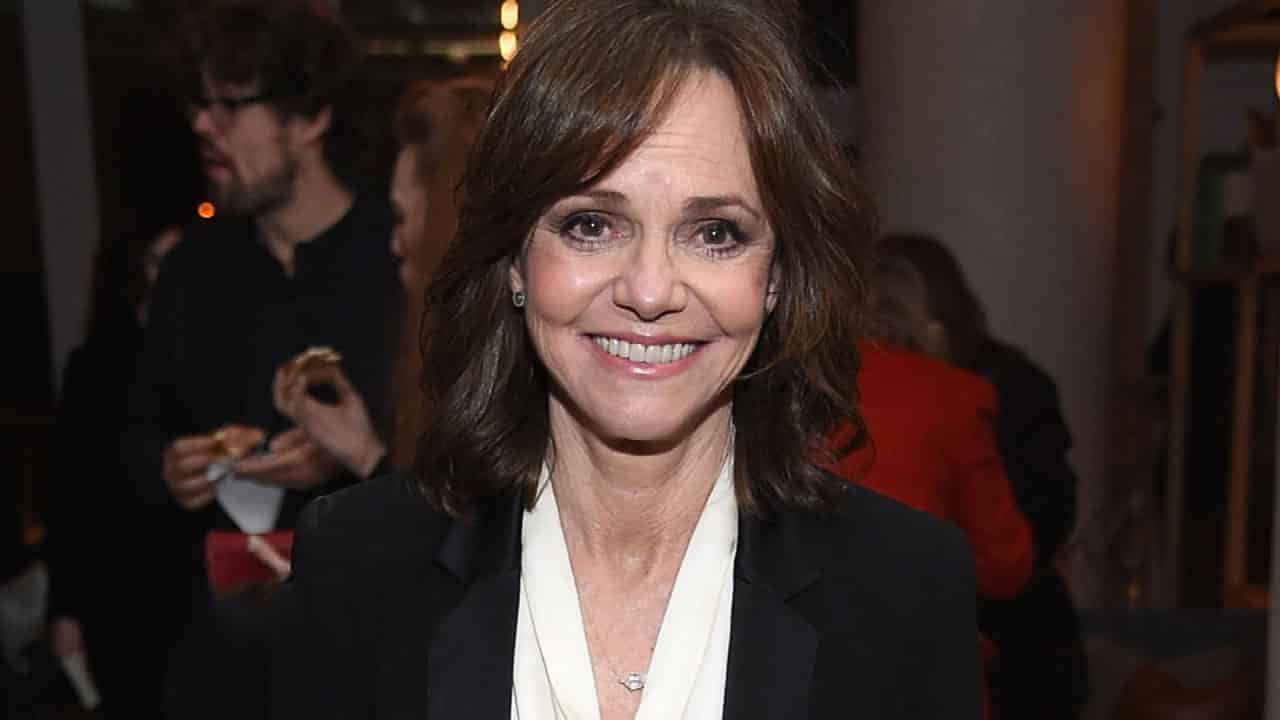 Maniac: Sally Field insieme a Emma Stone e Jonah Hill nella serie Netflix