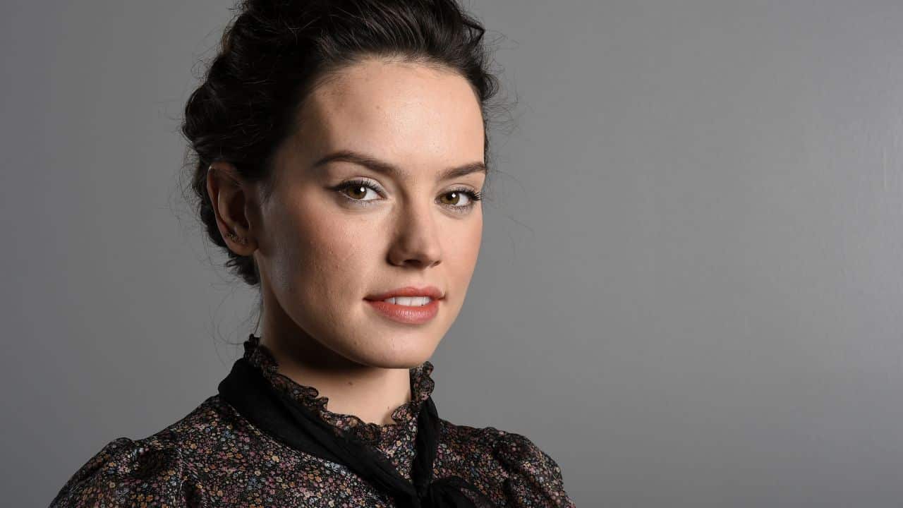 Daisy Ridley costruisce il Millennium Falcon LEGO [VIDEO]