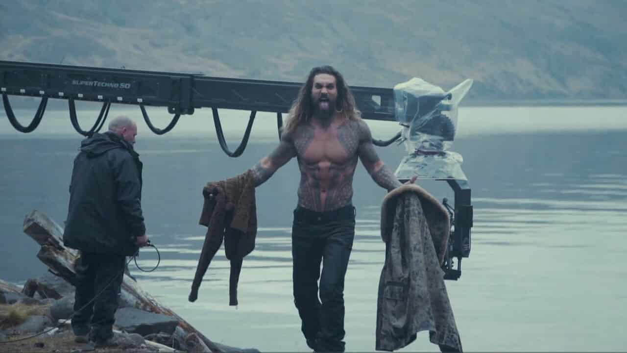 Jason Momoa in immersione nella foto di Aquaman da Justice League