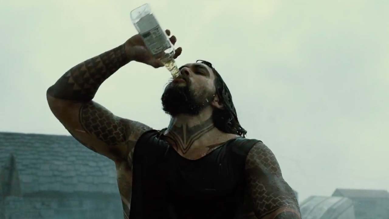 Jason Momoa è Aquaman nella featurette di Justice League