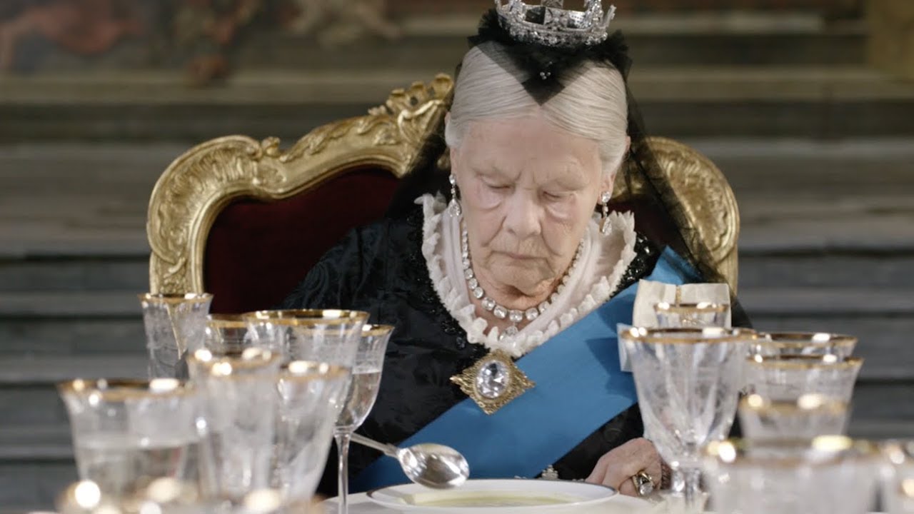 Vittoria e Abdul: la scena del pranzo con la Regina nella nuova clip