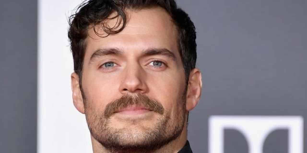 Justice League: Zack Snyder scherza sulla questione dei baffi di Cavill