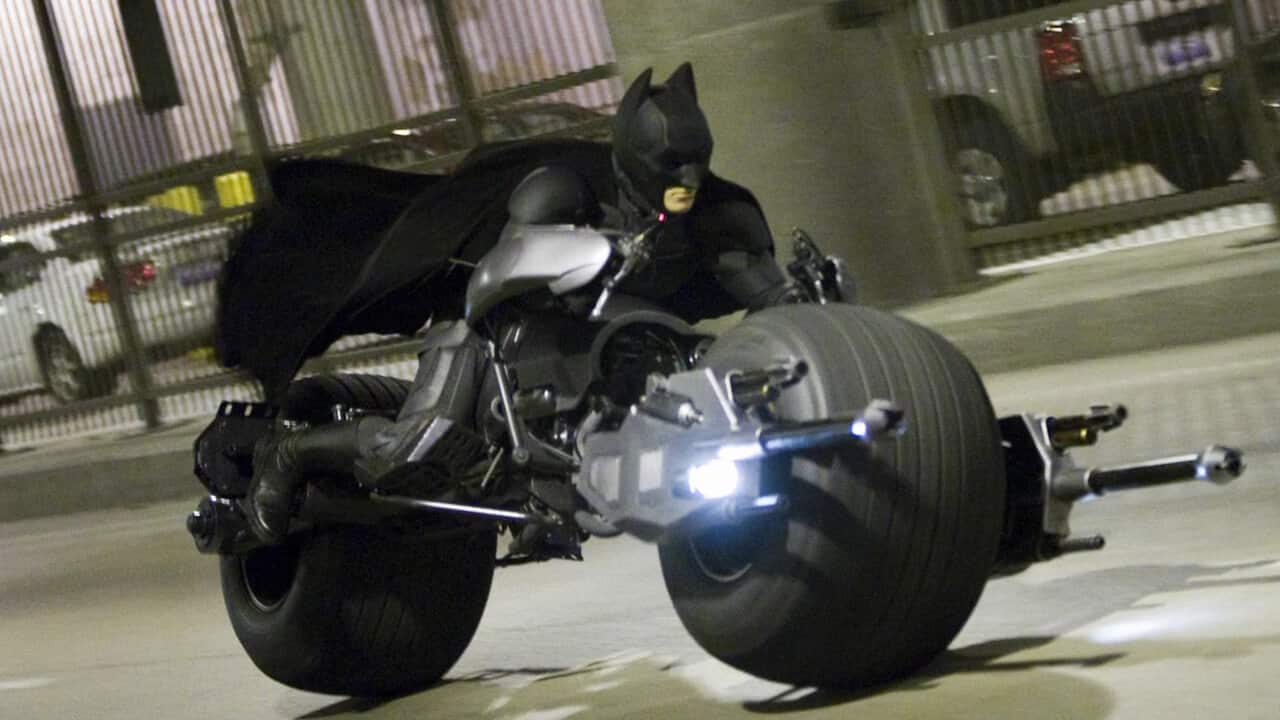 Justice League: Batman cavalca il Batpod in un concept art