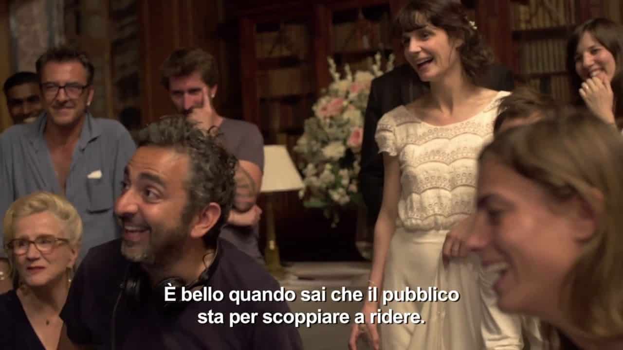 C’est la vie – Prendila come viene: I registi parlano dell’ironia nella nuova featurette