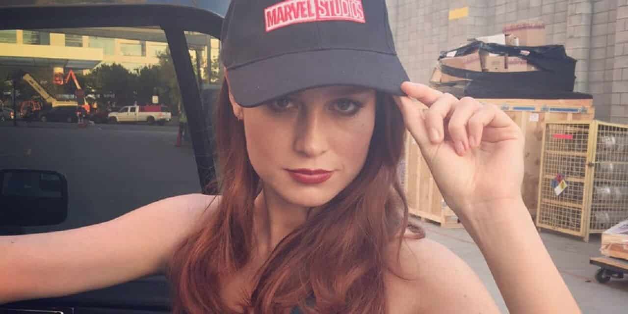 Brie Larson mostra i suoi jeans targati Captain Marvel [FOTO]