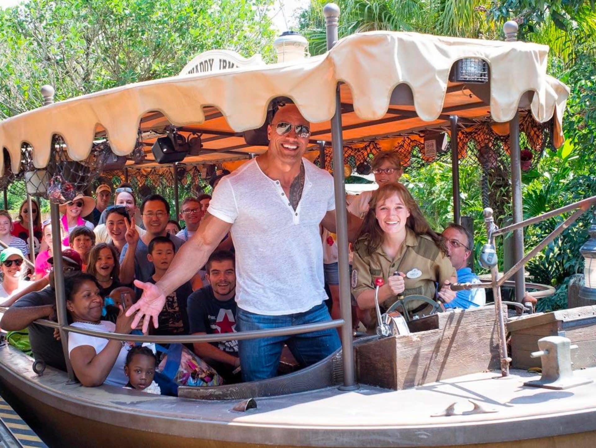 Jungle Cruise: The Rock e Jack Whitehall in posa con un serpente!