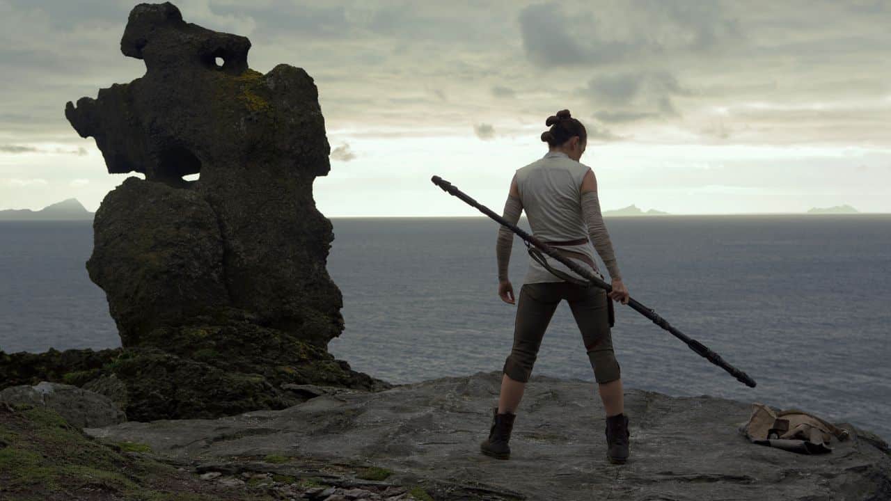 Daisy Ridley impugna un’arma inaspettata in Star Wars: Gli Ultimi Jedi