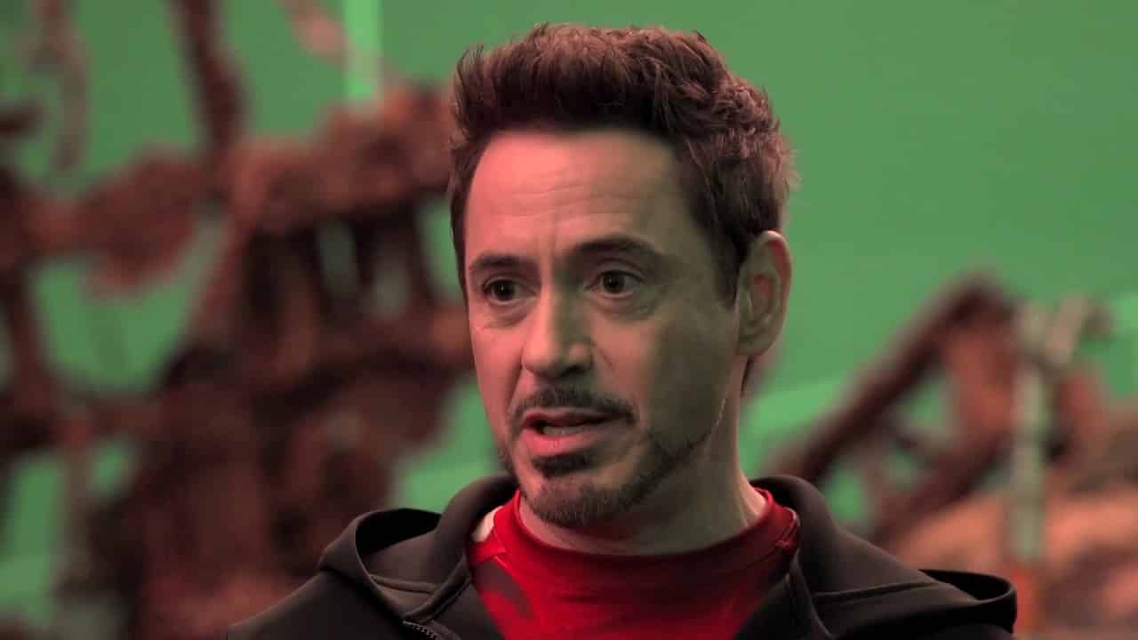 Babbo Natale Marvel.Robert Downey Jr E Gli Auguri Di Natale Con Gli Avengers Sotto Il Vischio