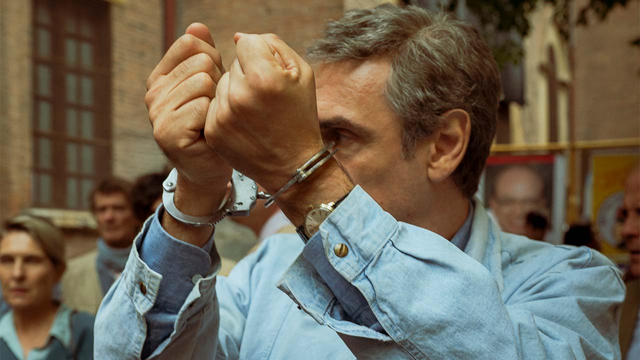 Portobello: la prima clip ufficiale della serie italiana HBO sul conduttore Enzo Tortora
