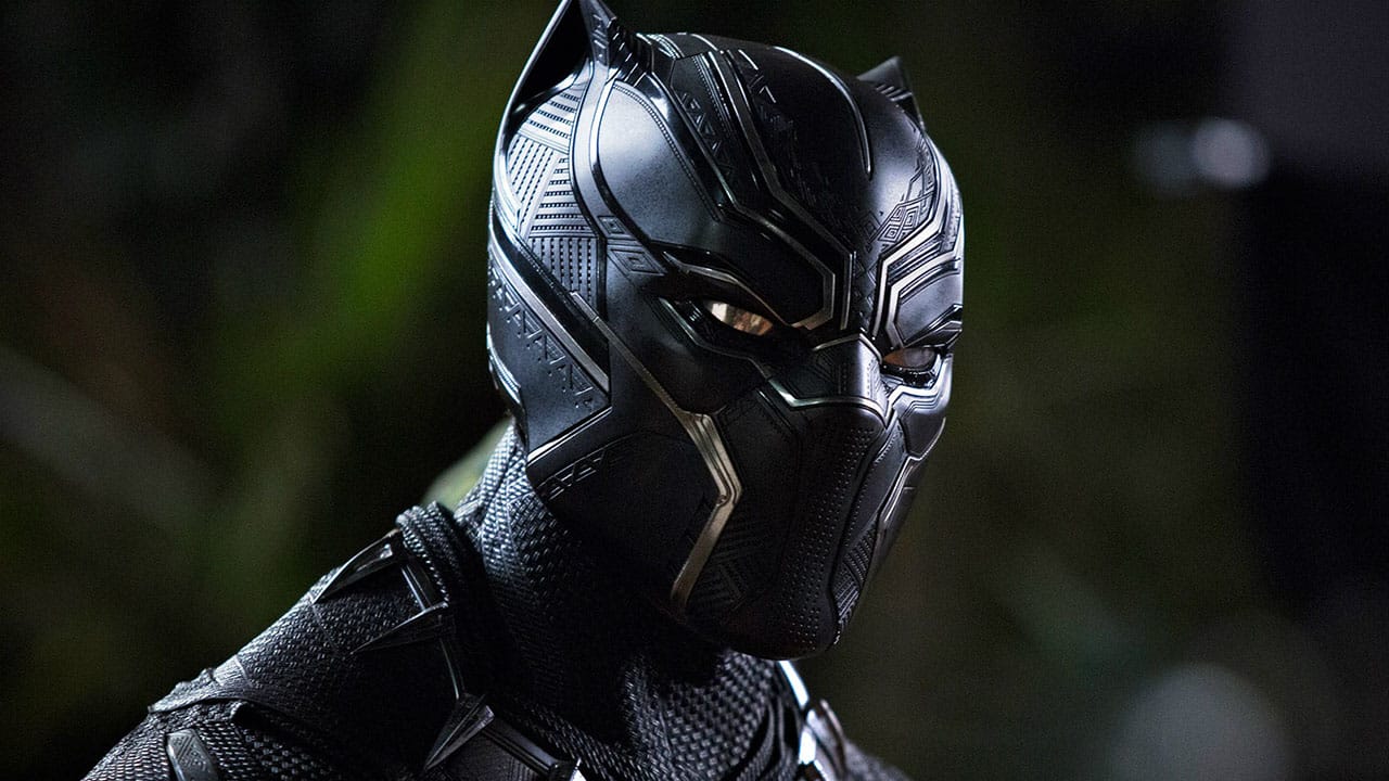 Chadwick Boseman nel nuovo costume di Black Panther in un banner