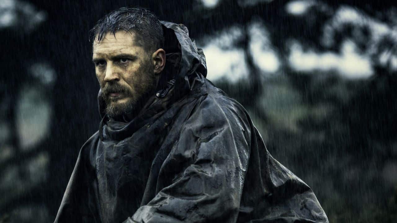 Tom Hardy mostra la felpa di Venom nelle foto dal set del film