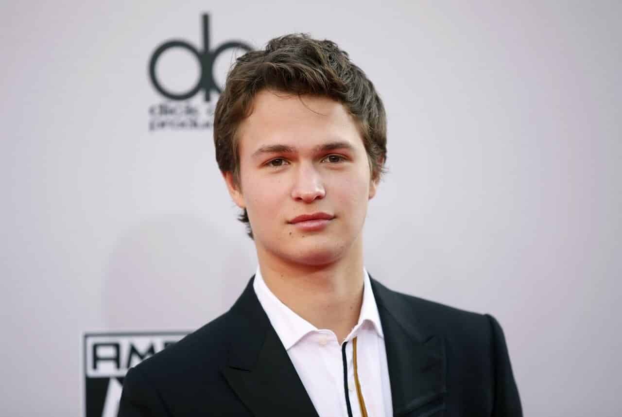 Ansel Elgort e la foto di nudo per raccogliere fondi contro il coronavirus