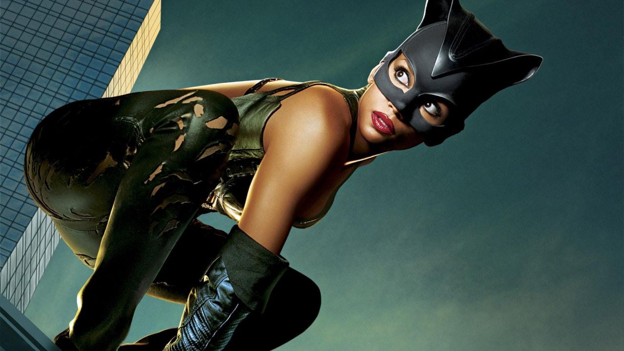 Catwoman: lo sceneggiatore si vergogna del film con Halle Berry