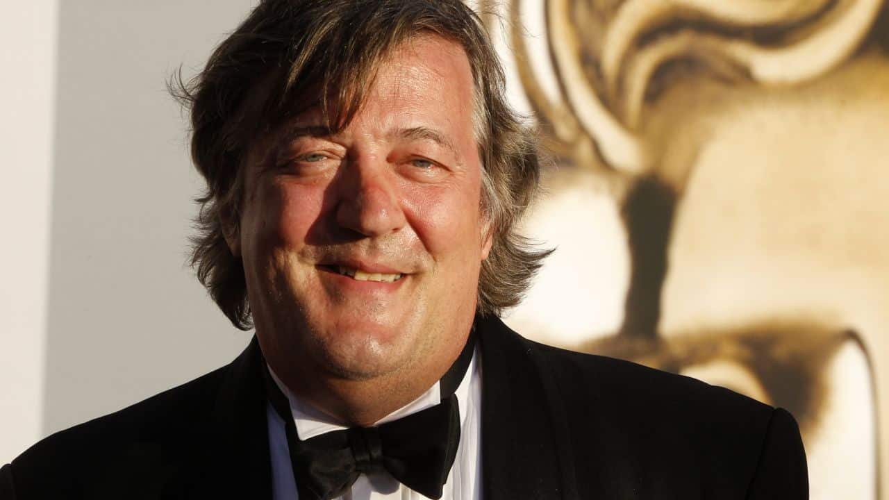Stephen Fry svela la sua battaglia contro il cancro in un video