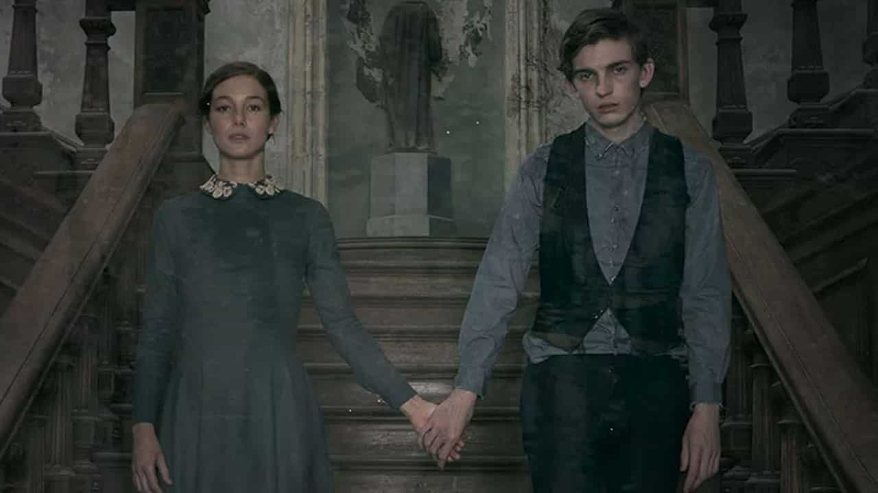 The Lodgers – Non infrangere le regole: prime due clip in italiano del film