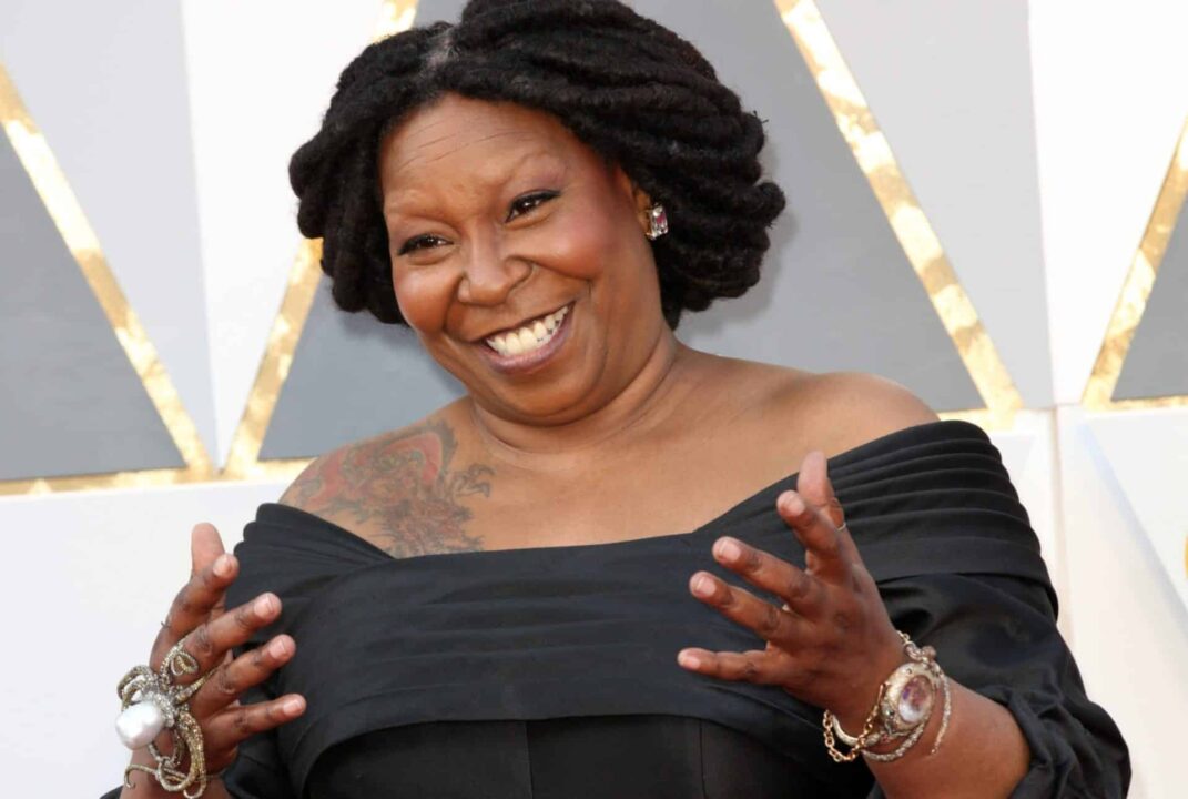 Whoopi Goldberg “in punizione”: ABC la sospende per “riflettere sui suoi commenti”