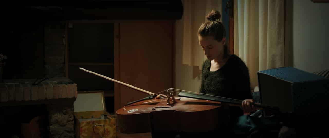 EXCL – Resina: Maria suona il violoncello nella nuova clip