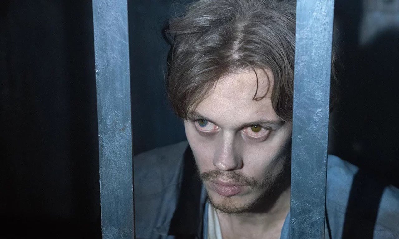 Castle Rock: Bill Skarsgård è un prigioniero misterioso nelle nuove foto