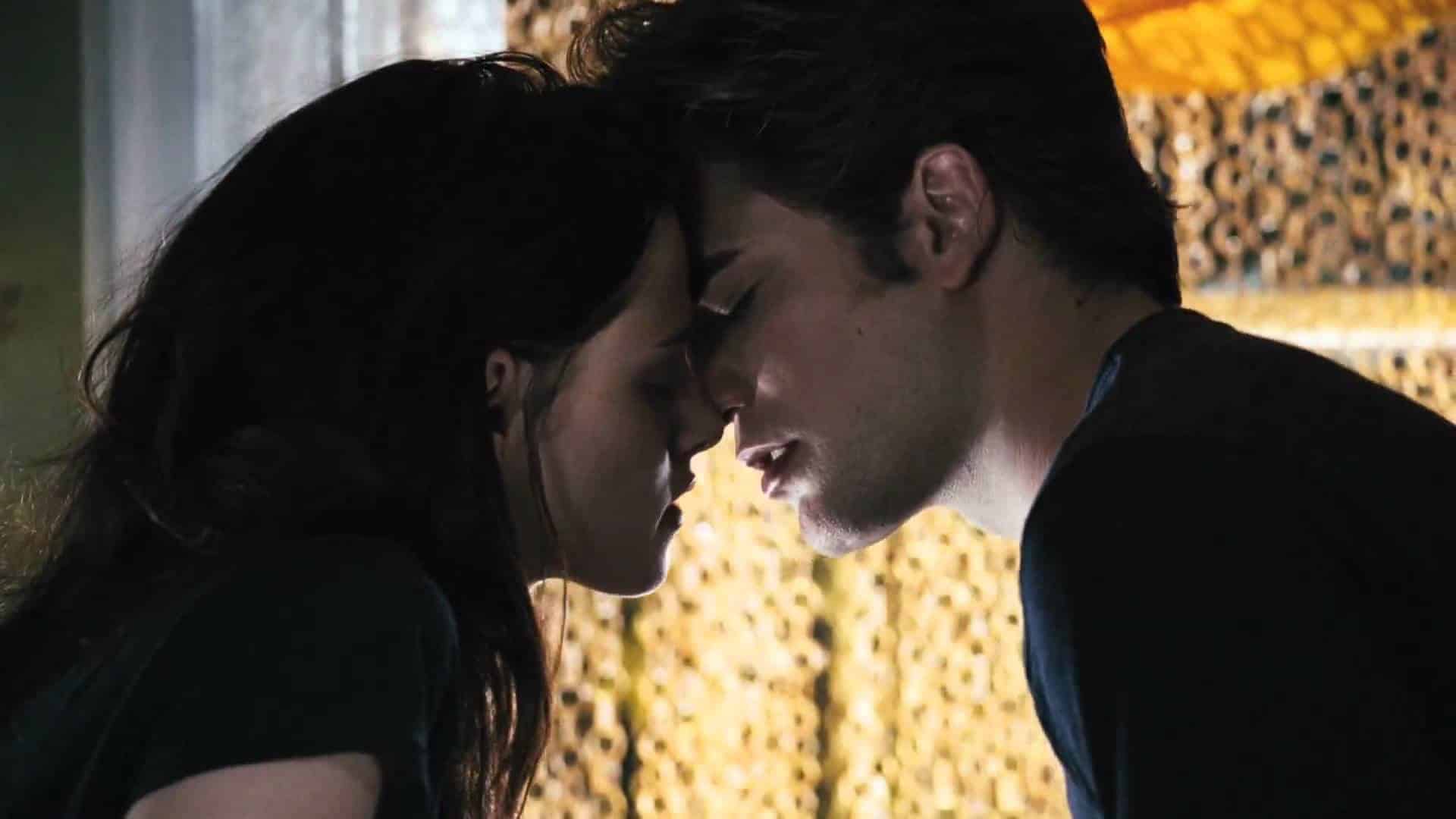 Twilight: la regista temeva che il primo bacio tra Robert Pattinson e Kristen Stewart fosse “illegale”