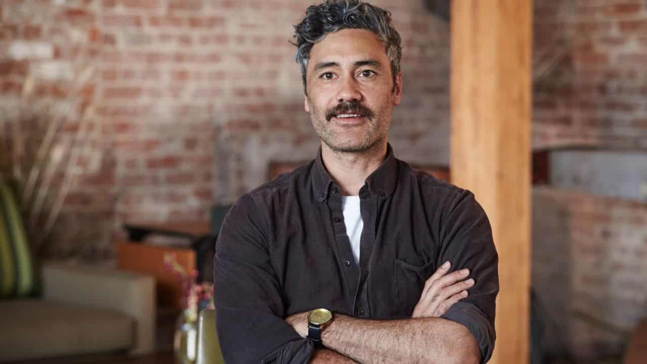 Jojo Rabbit: Taika Waititi è Adolf Hitler nella prima foto ufficiale