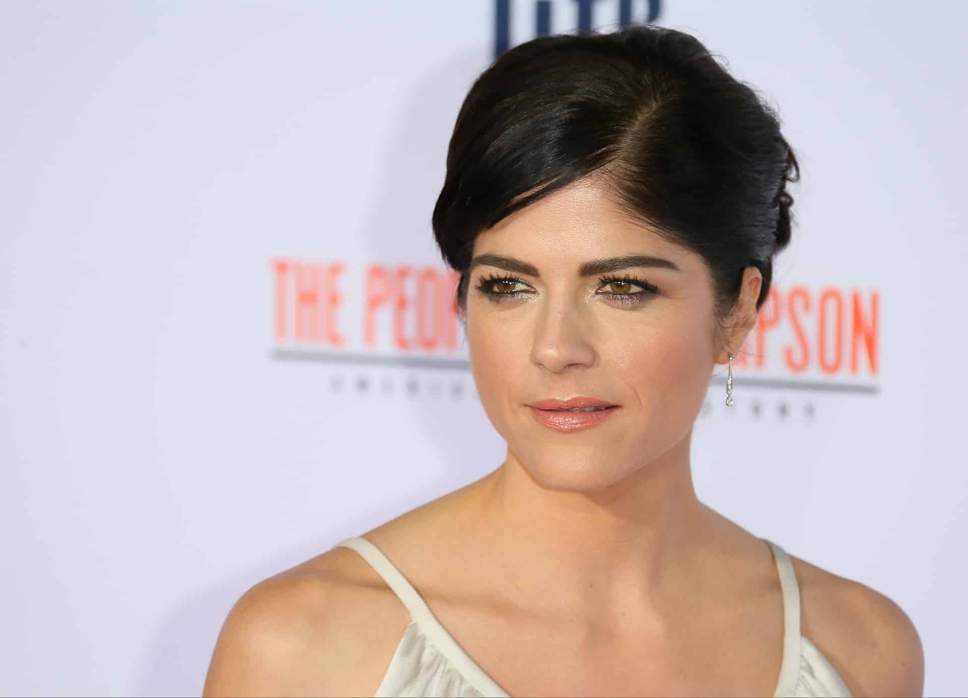 Selma Blair e la foto senza veli dopo la chemioterapia che ha indignato il web: “rimettiti i pantaloni”