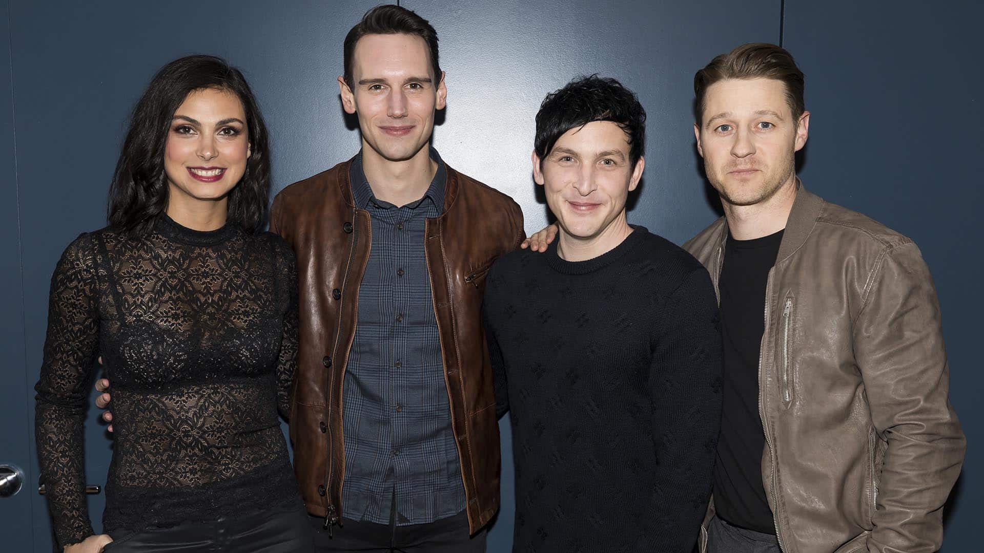Gotham – Stagione 5: il cast riunito in una foto dietro le quinte