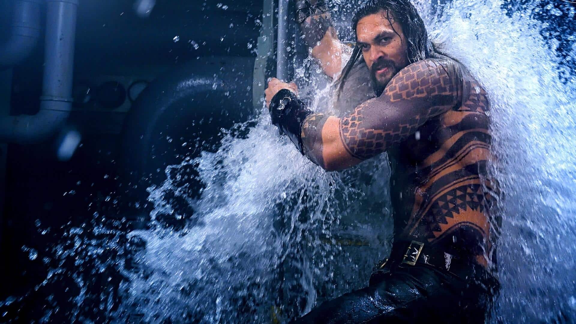 Jason Momoa anticipa il trailer di Aquaman con un tuffo in mare