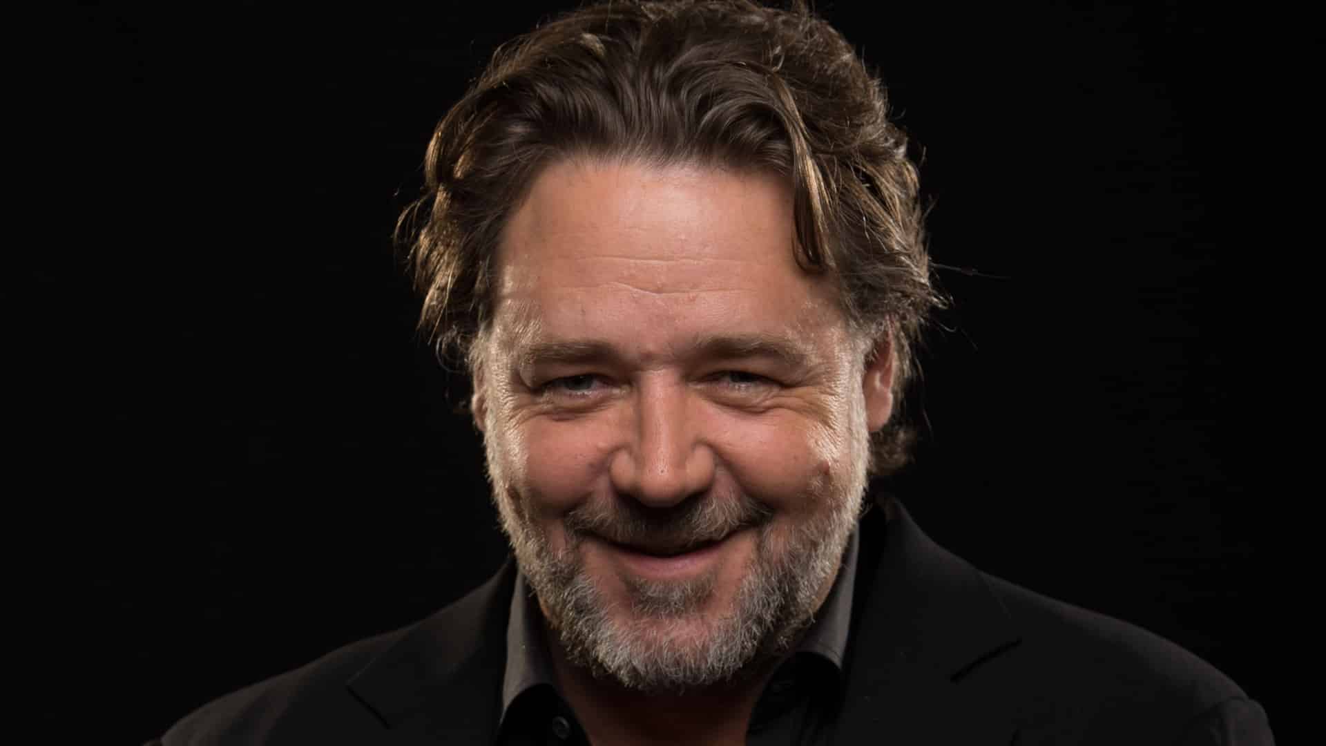 The Loudest Voice: Russel Crowe e Sienna Miller irriconoscibili sul set