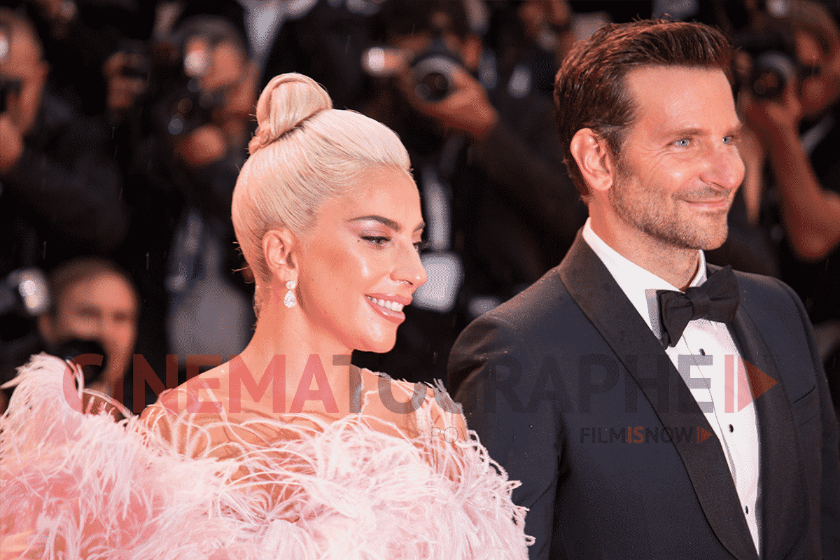 Venezia 75 – Lady Gaga e Bradley Cooper sfilano sotto la pioggia