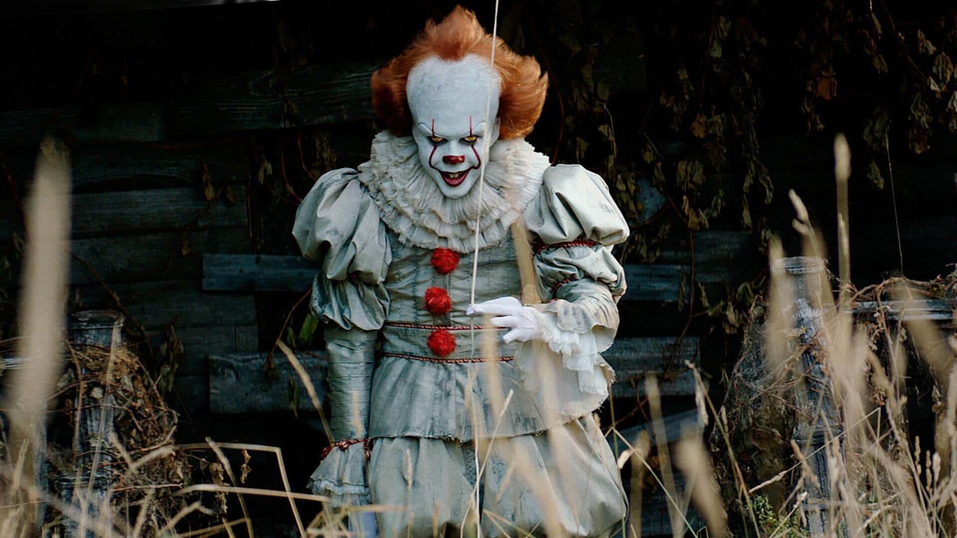 IT: Capitolo 2 – Pennywise spaventa Bill Hader nelle nuove foto dal set