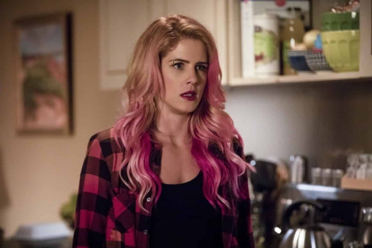 Arrow – Stagione 7: Felicity sfoggia capelli rosa nelle foto della premiere