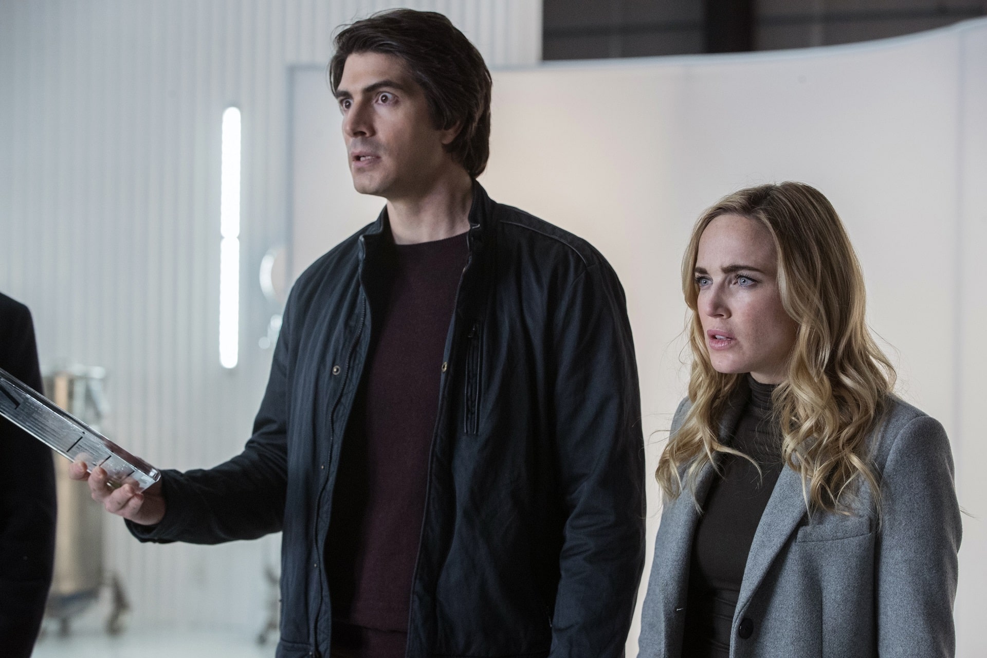 Legends of Tomorrow – Stagione 4: Brandon Routh sfoggia i baffi una nuova foto dal set