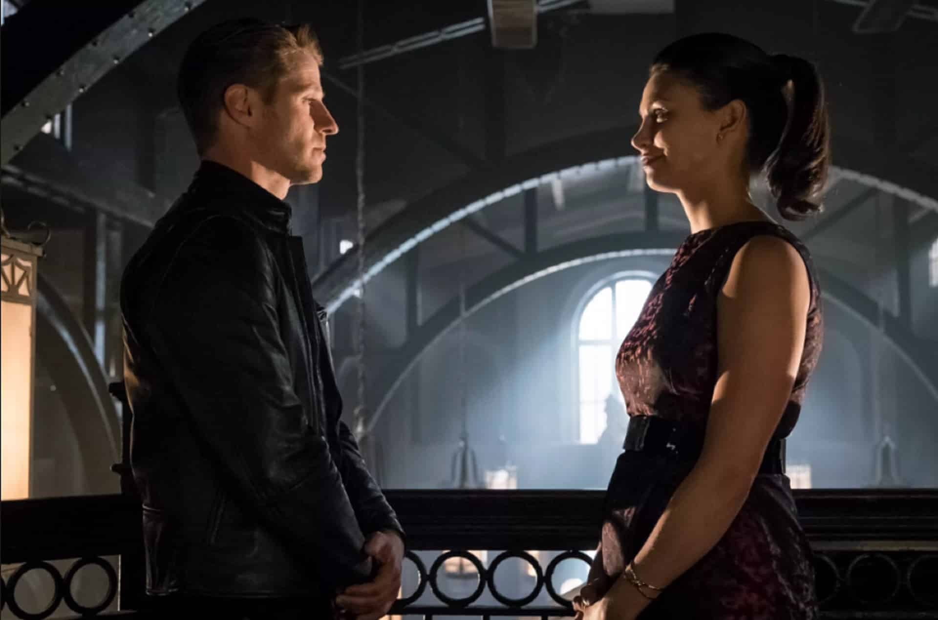 Gotham: Ben McKenzie e Morena Baccarin mostrano i baffi di Jim Gordon