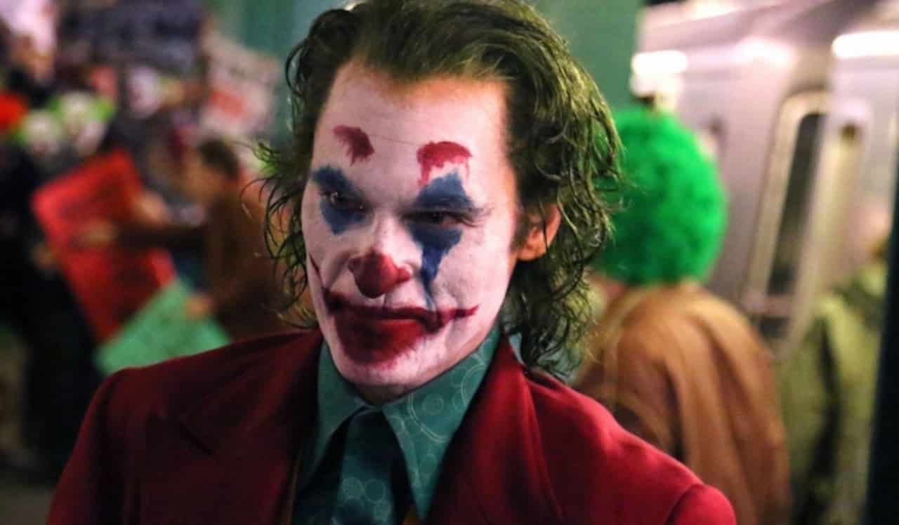 Joker: Joaquin Pheonix truccato in arresto [FOTO]