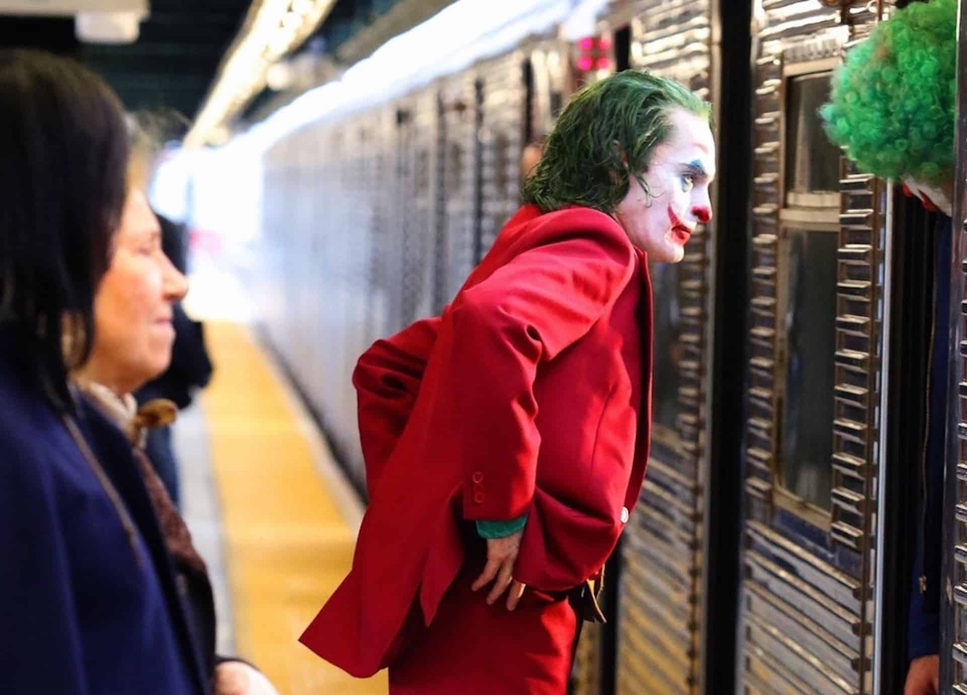 Joker: Joaquin Phoenix in metro con altri clown [FOTO]