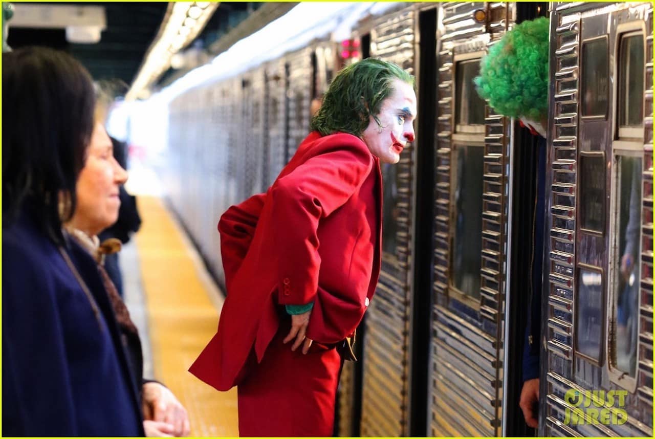 Joker: comparse rinchiuse in metropolitana e costrette a urinare nei vagoni