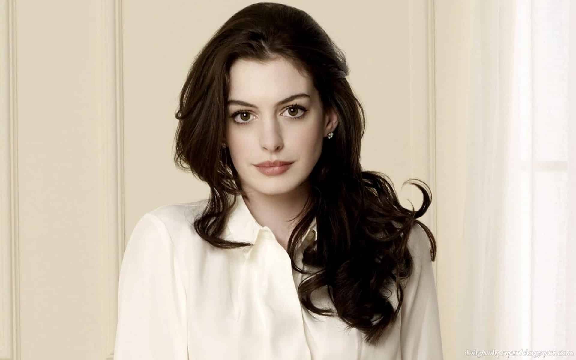 Captain Marvel: Anne Hathaway fa le congratulazioni a Brie Larson