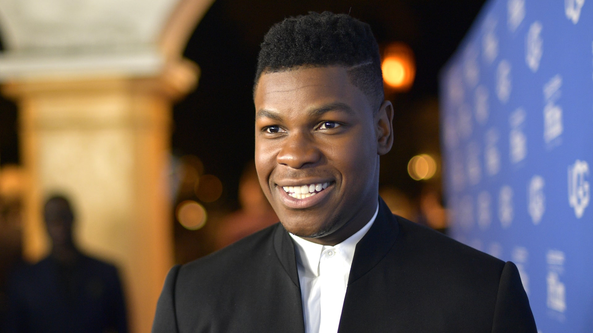 John Boyega usa una esilarante gif di Iron Man su Twitter