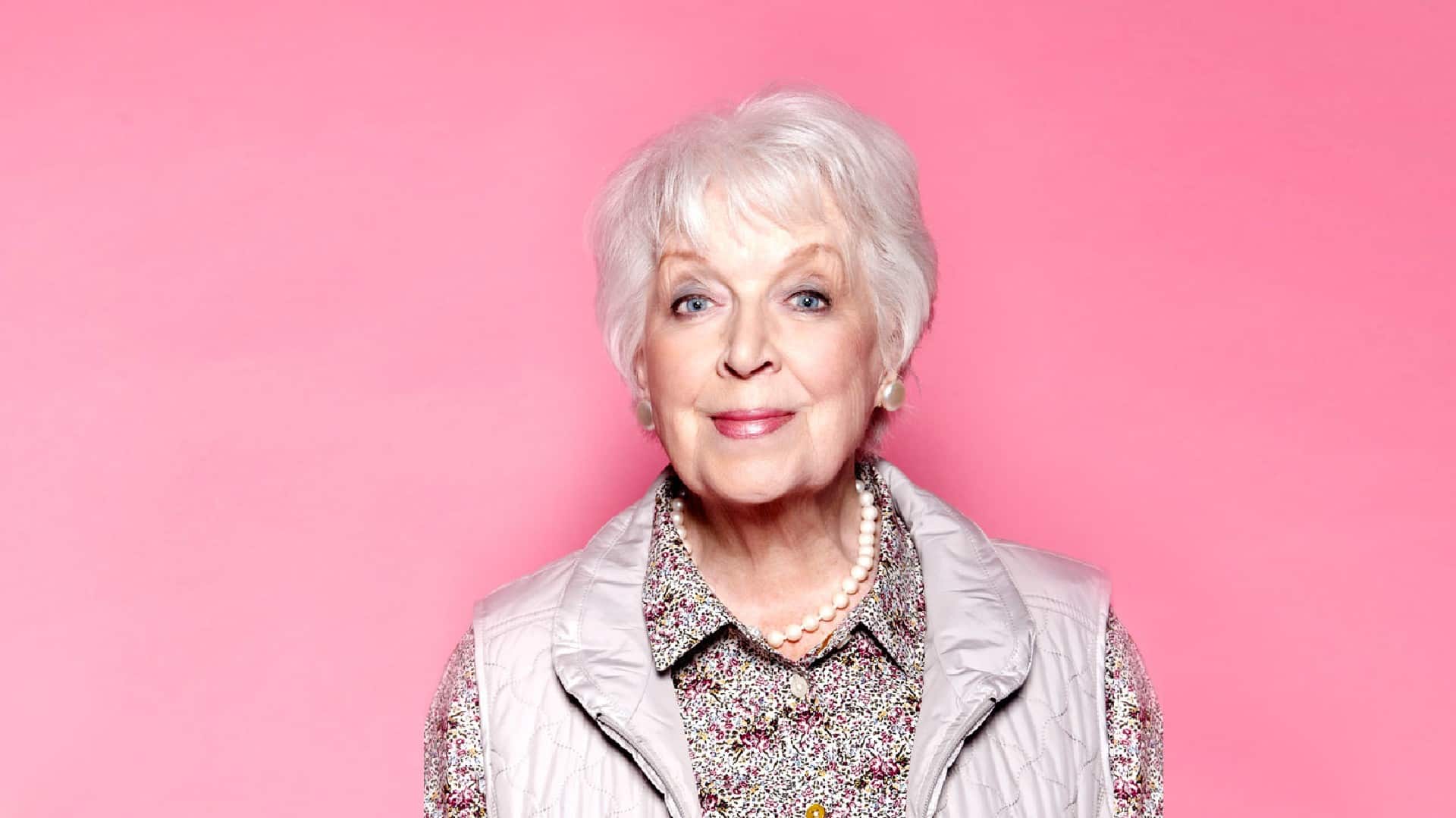 June Whitfield: muore a 93 anni l’attrice televisiva britannica