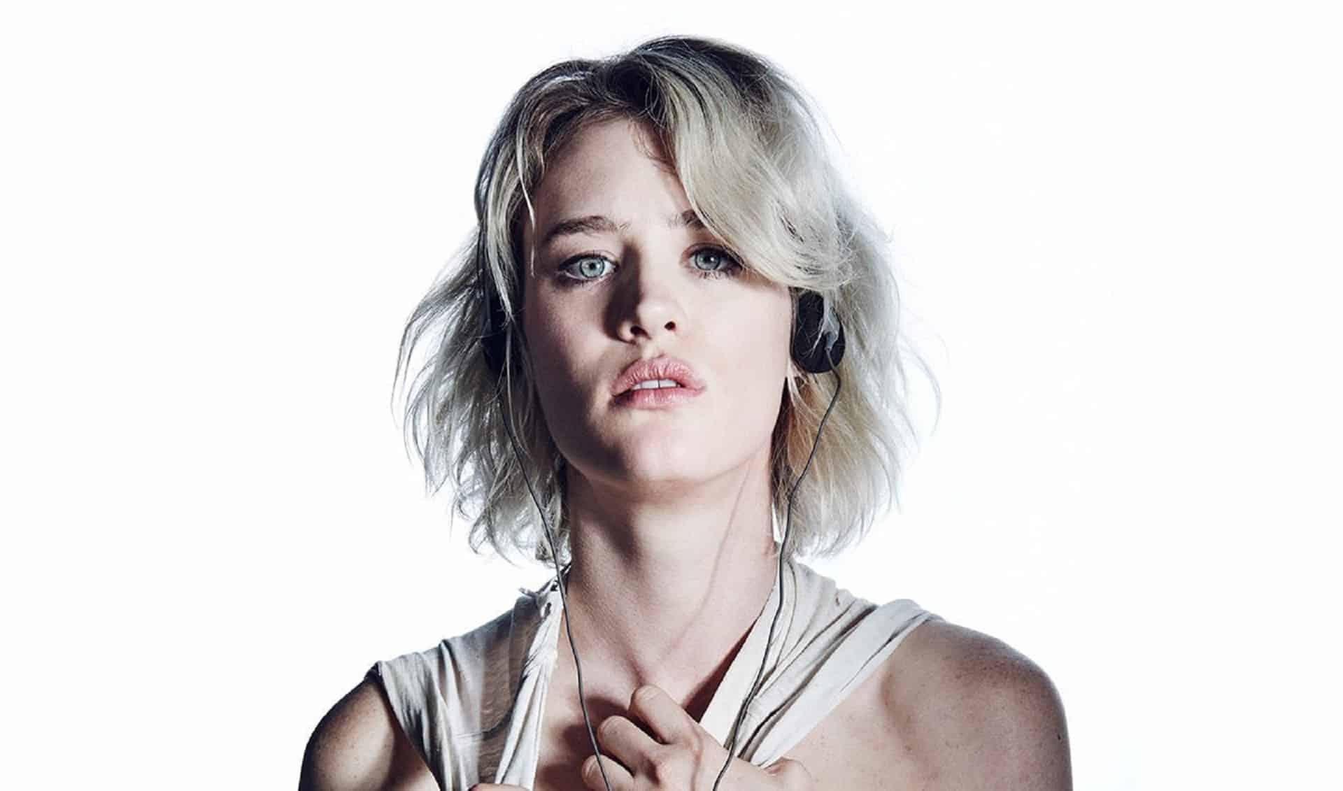 Happiest Season: Mackenzie Davis al fianco di Kristen Stewart nel film