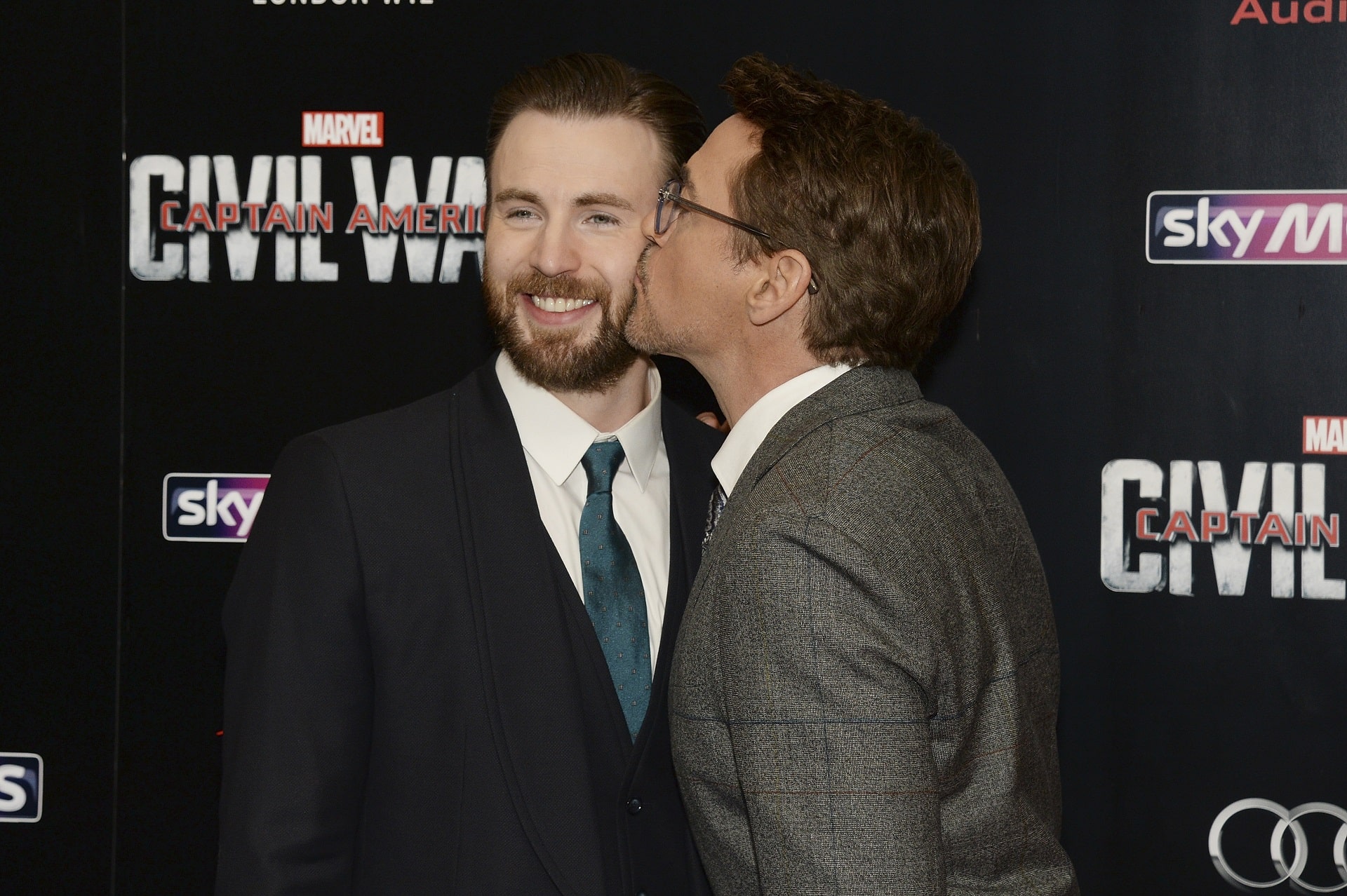 Avengers: Chris Evans risponde all’immagine virale di Robert Downey Jr.