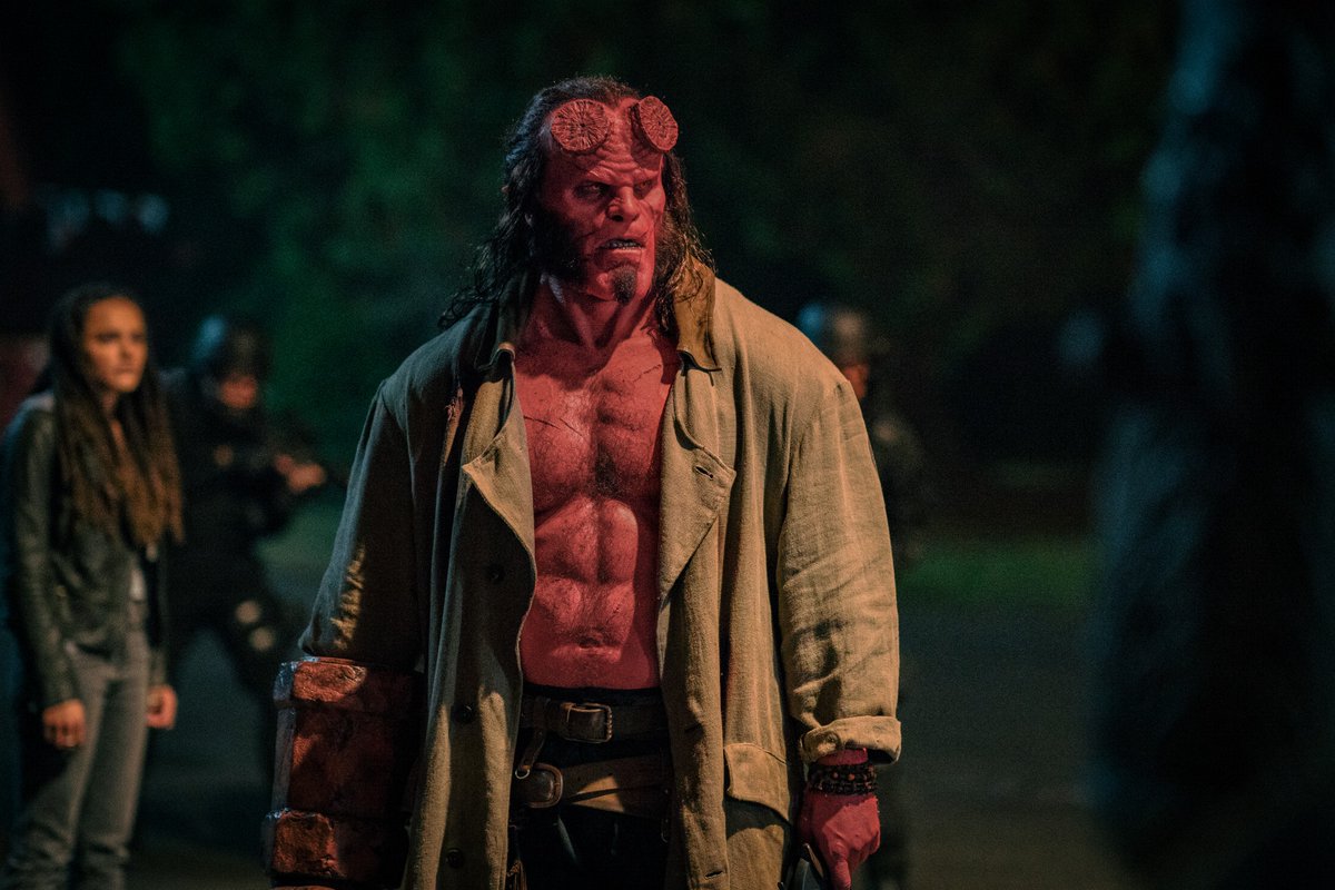 Hellboy svetta glorioso nel nuovo poster