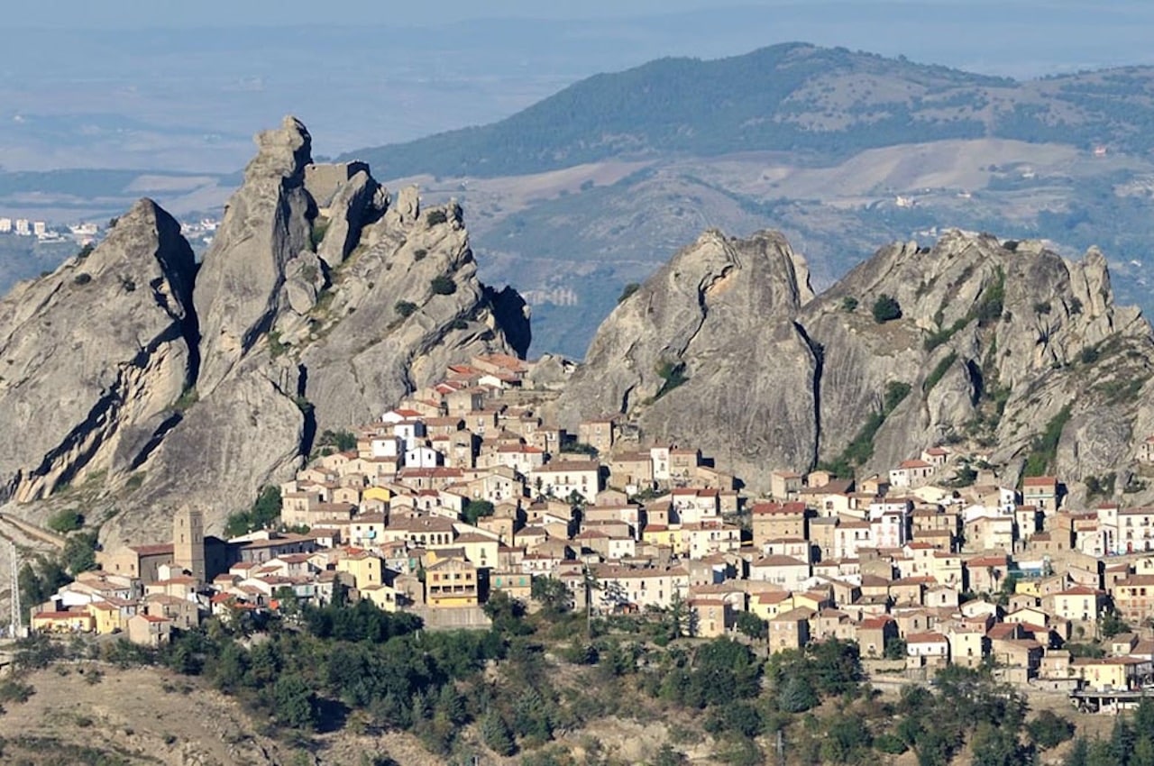 Un paese quasi perfetto - Cinematographe.it