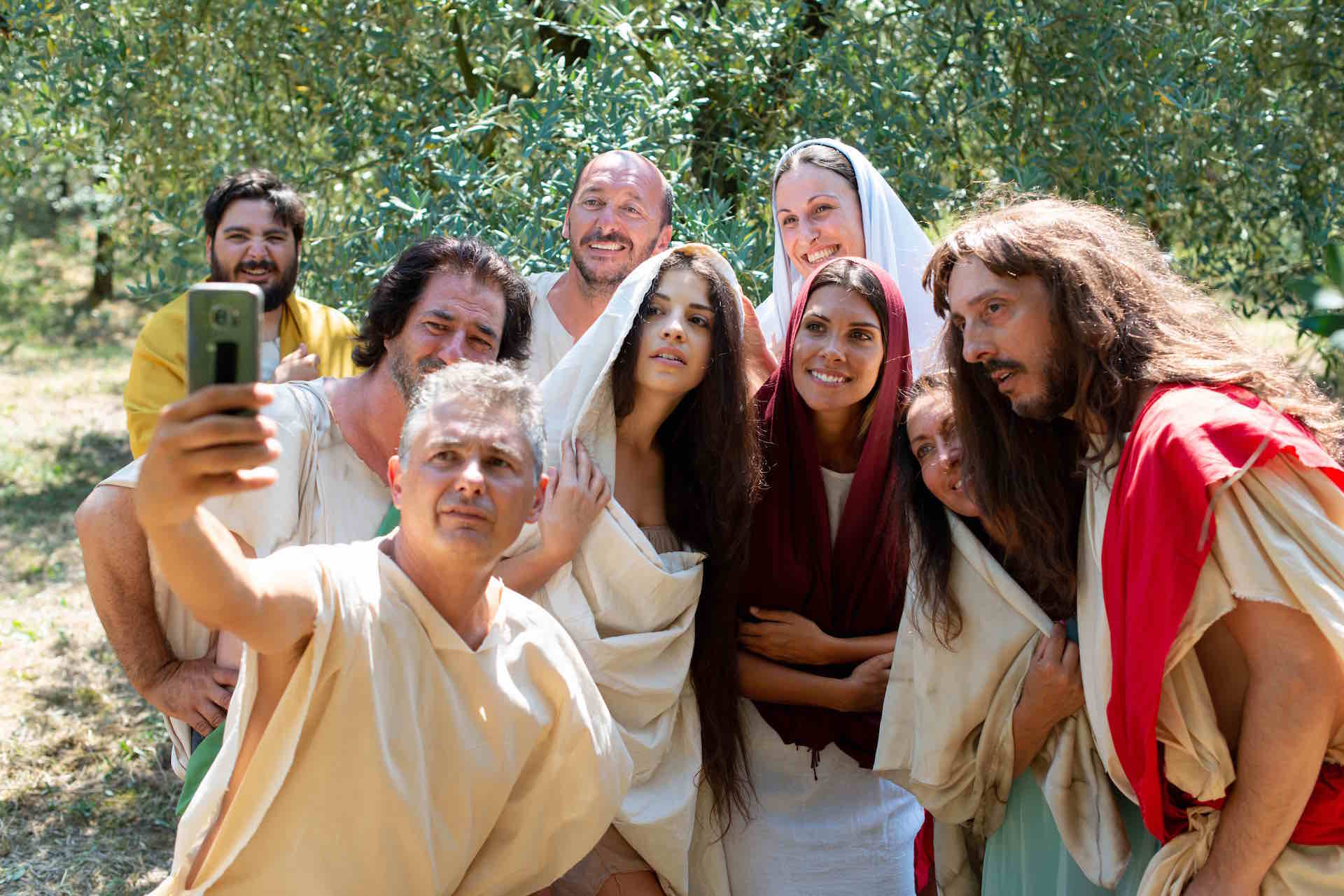 Non ci resta che ridere: recensione del film di e con Alessandro Paci
