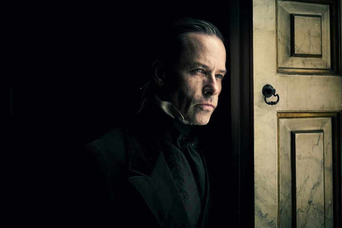 A Christmas Carol: la prima immagine ufficiale della miniserie con Guy Pearce