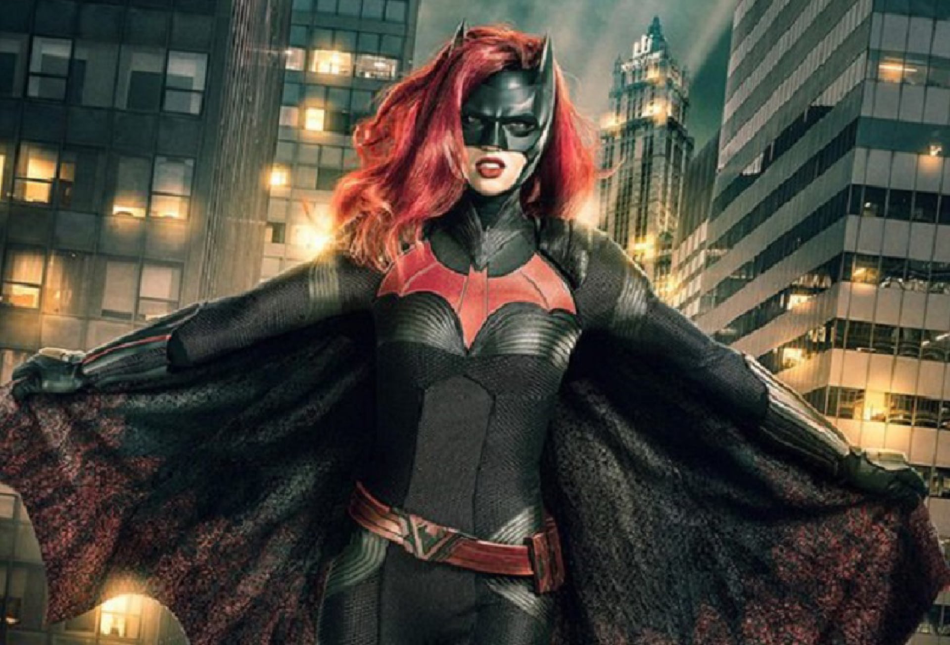 Batwoman insieme alla sua moto nel nuovo spot promozionale