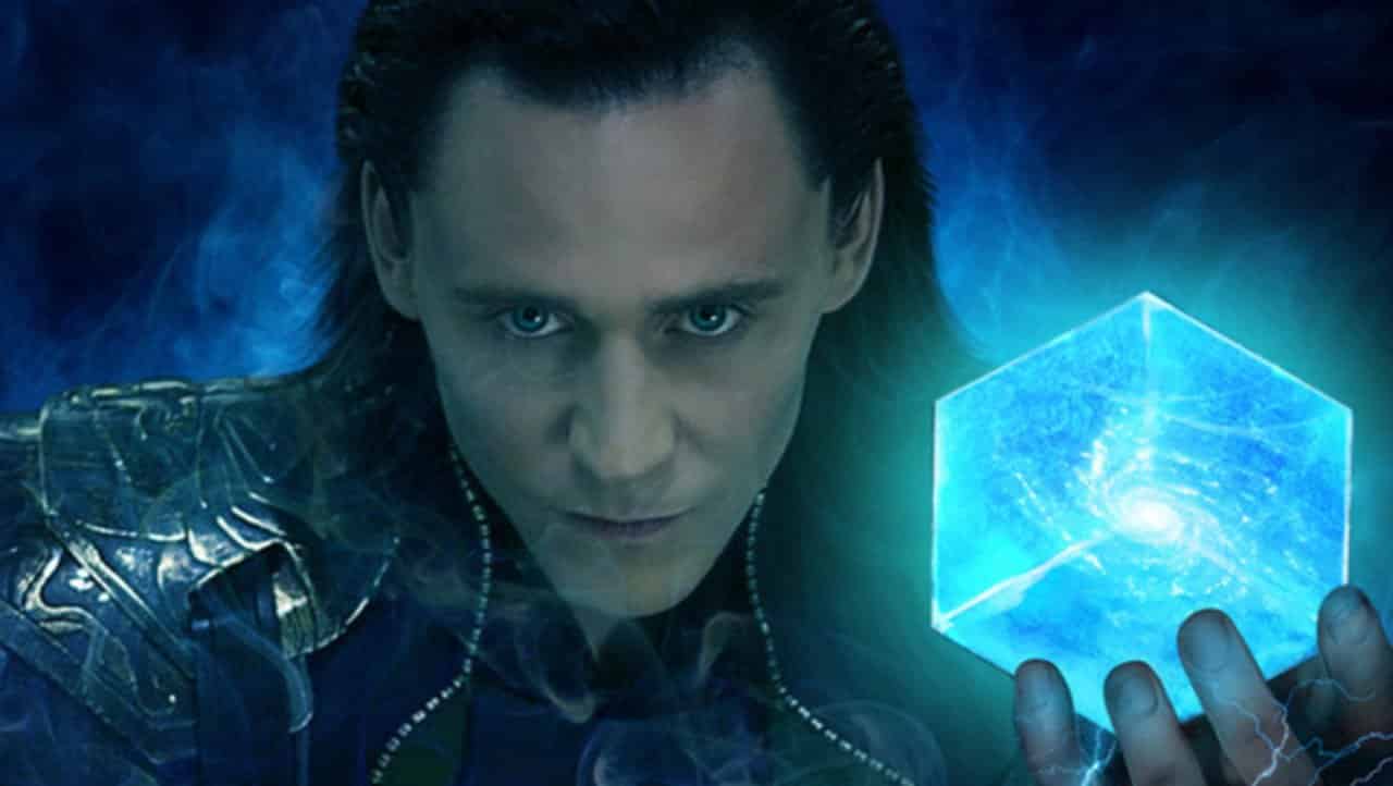 Loki: Tom Hiddleston è il Dio dell’inganno nel nuovo affascinante poster della serie